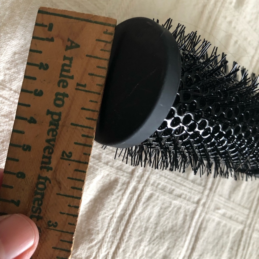 Conair Round Velvet Touch thermal round brush features a black, soft-touch handl - Picture 3 of 3